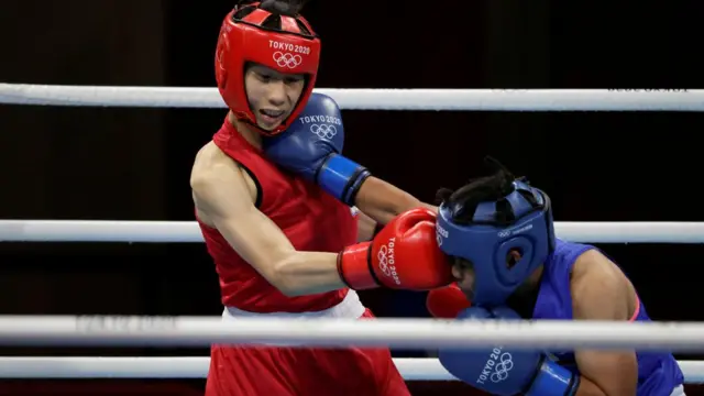 FILE PHOTO: Tokyo 2020 Olympics - Boxing - Women's Featherweight - Last 16 - - Tokyo, Japan - July 26, 2021. Nesthy Petecio of the Philippines in action against Lin Yu-Ting of Taiwan REUTERS/Ueslei Marcelino/File Photo